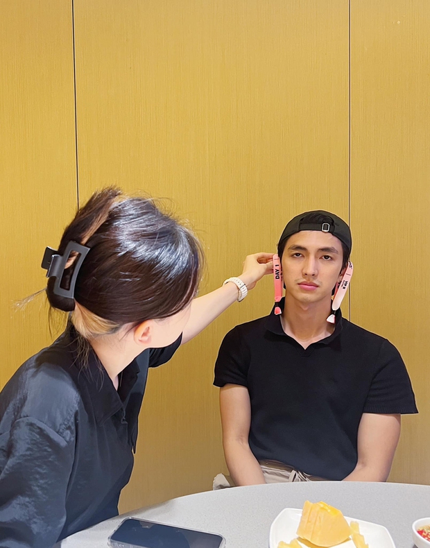 Hot girl, người nổi tiếng đua nhau khoe vòng tay concert BLACKPINK để tìm đồng đội”-1