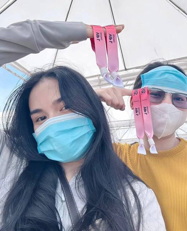 Hot girl, người nổi tiếng đua nhau khoe vòng tay concert BLACKPINK để tìm đồng đội”-7