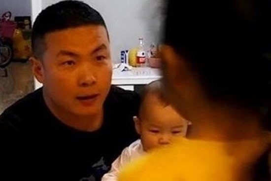 Bố đi làm về vội ôm chầm con trai nhỏ, con gái bẽn lẽn nói một câu khiến ông day dứt