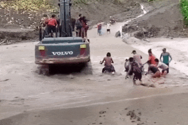 11 du khách bị nước lũ cuốn trôi khi đang chụp ảnh, 7 người mất tích-1