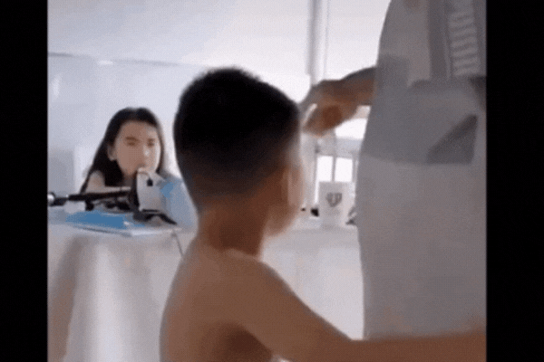 Mắng con gái một cách đáng sợ vì học không hiểu bài, ông bố sau đó lại khóc: Bố sai rồi! Con tha lỗi cho bố nhé!-2