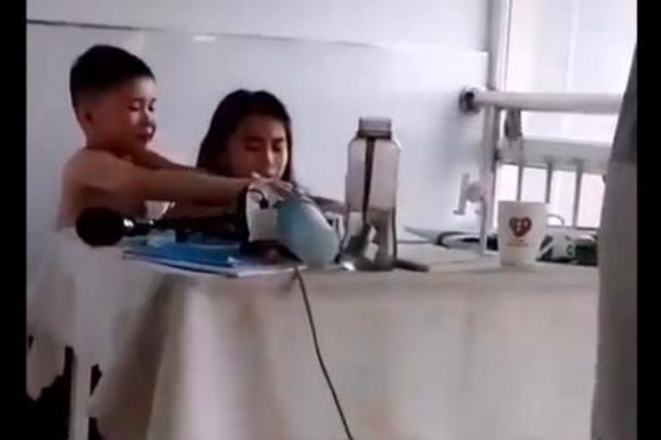 Mắng con gái một cách đáng sợ vì học không hiểu bài, ông bố sau đó lại khóc: Bố sai rồi! Con tha lỗi cho bố nhé!-4