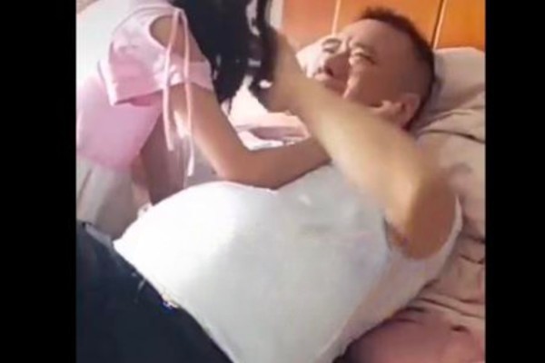 Mắng con gái một cách đáng sợ vì học không hiểu bài, ông bố sau đó lại khóc: Bố sai rồi! Con tha lỗi cho bố nhé!-6