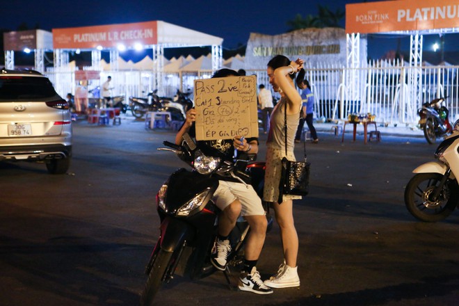 Phe vé concert Black Pink: Giảm giá kịch sàn vẫn vắng người mua-1