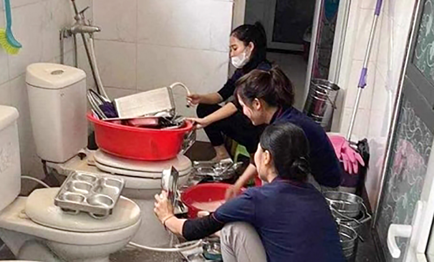 Vụ giáo viên rửa khay ăn cho trẻ cạnh bồn cầu: Trường mầm non xin lỗi-1