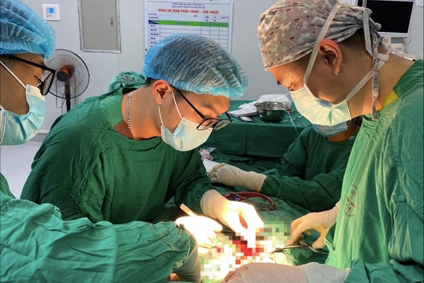 Chấn thương nặng vì dùng điện thoại khi đang sạc dự phòng-1