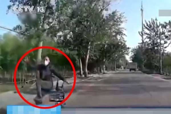 Từ gã đàn ông quái đản mặc áo bông giữa trời nóng, cảnh sát lật tẩy một âm mưu-1