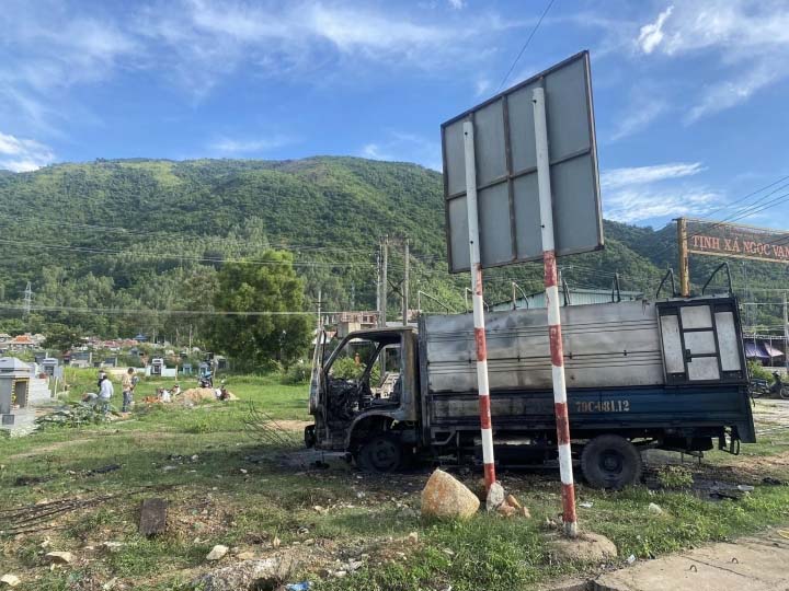 Xe chở xăng bốc cháy làm đứt dây điện, một người chết-1