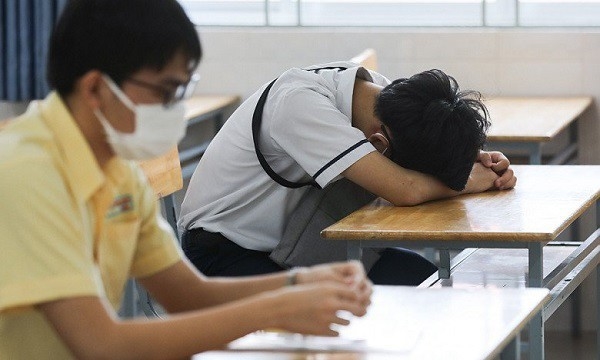 Nam sinh ở Hà Nội trốn trong tủ quần áo sau 2 lần thi trượt lớp 10, BS cảnh báo: Nguy cơ tự sát cao-1