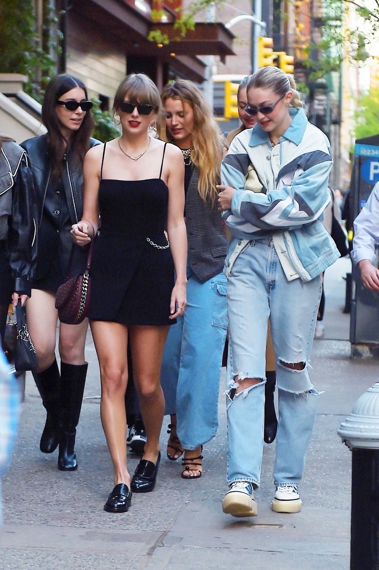 Thời trang đơn giản, trẻ trung của Taylor Swift ở tuổi 34-3