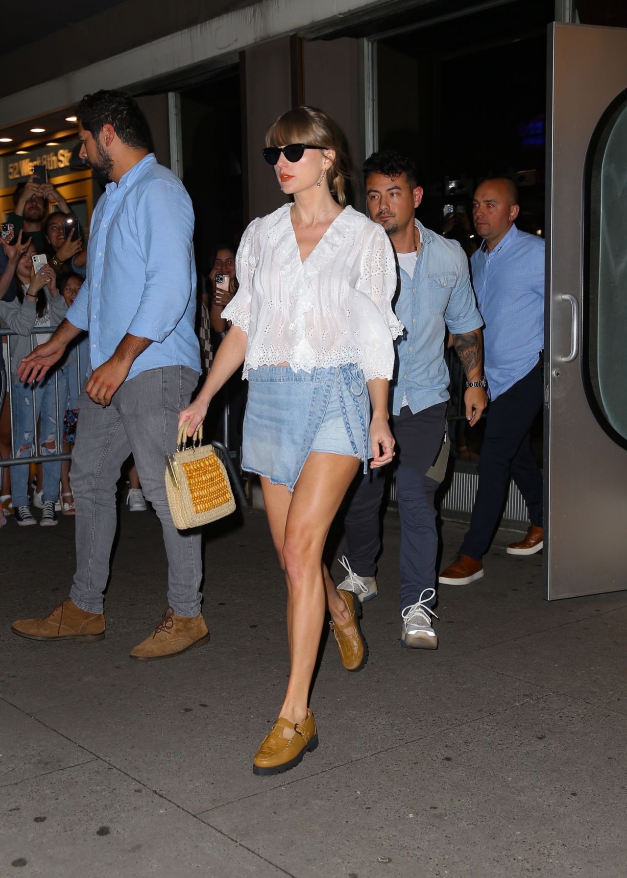 Thời trang đơn giản, trẻ trung của Taylor Swift ở tuổi 34-4
