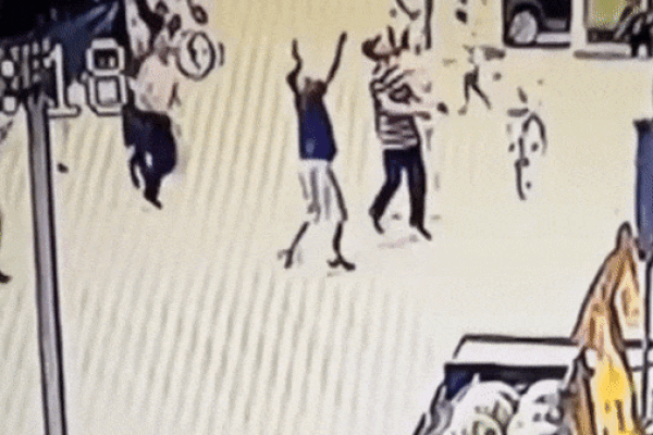 Clip: Tài xế xe buýt dùng tay không cứu sống bé trai rơi khỏi tầng 2