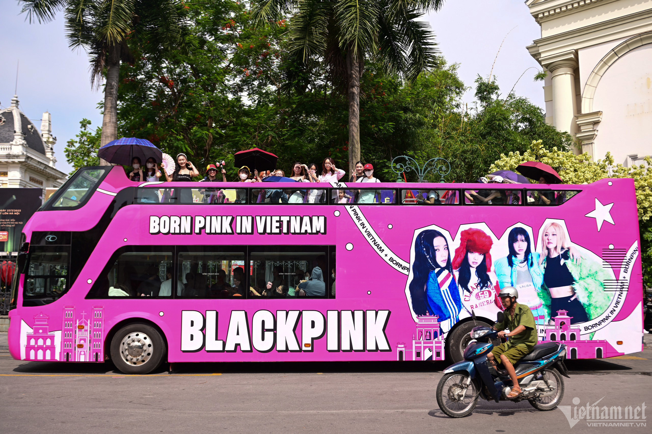 Fan diễu hành trên xe buýt 2 tầng trước giờ BlackPink tới Hà Nội-1