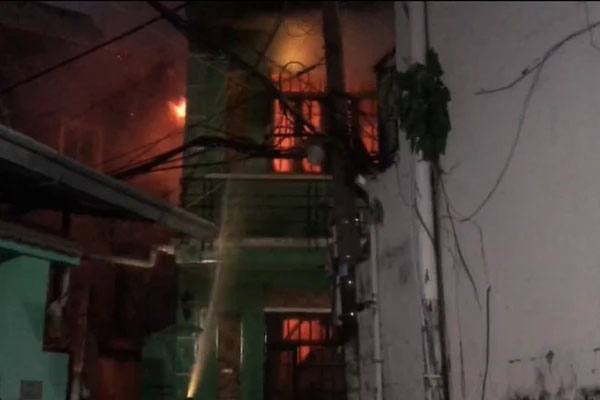 Khống chế ngọn lửa tại căn nhà 2 tầng nằm sâu trong hẻm ở quận Gò Vấp-1