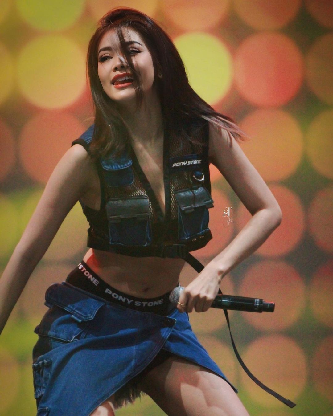 Hoa hậu Hòa bình Thái Lan lại trình diễn phản cảm-3