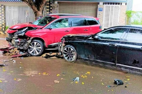 Clip toàn cảnh vụ người đàn ông lái ô tô liên tục húc xe con trước cổng nhà vợ cũ