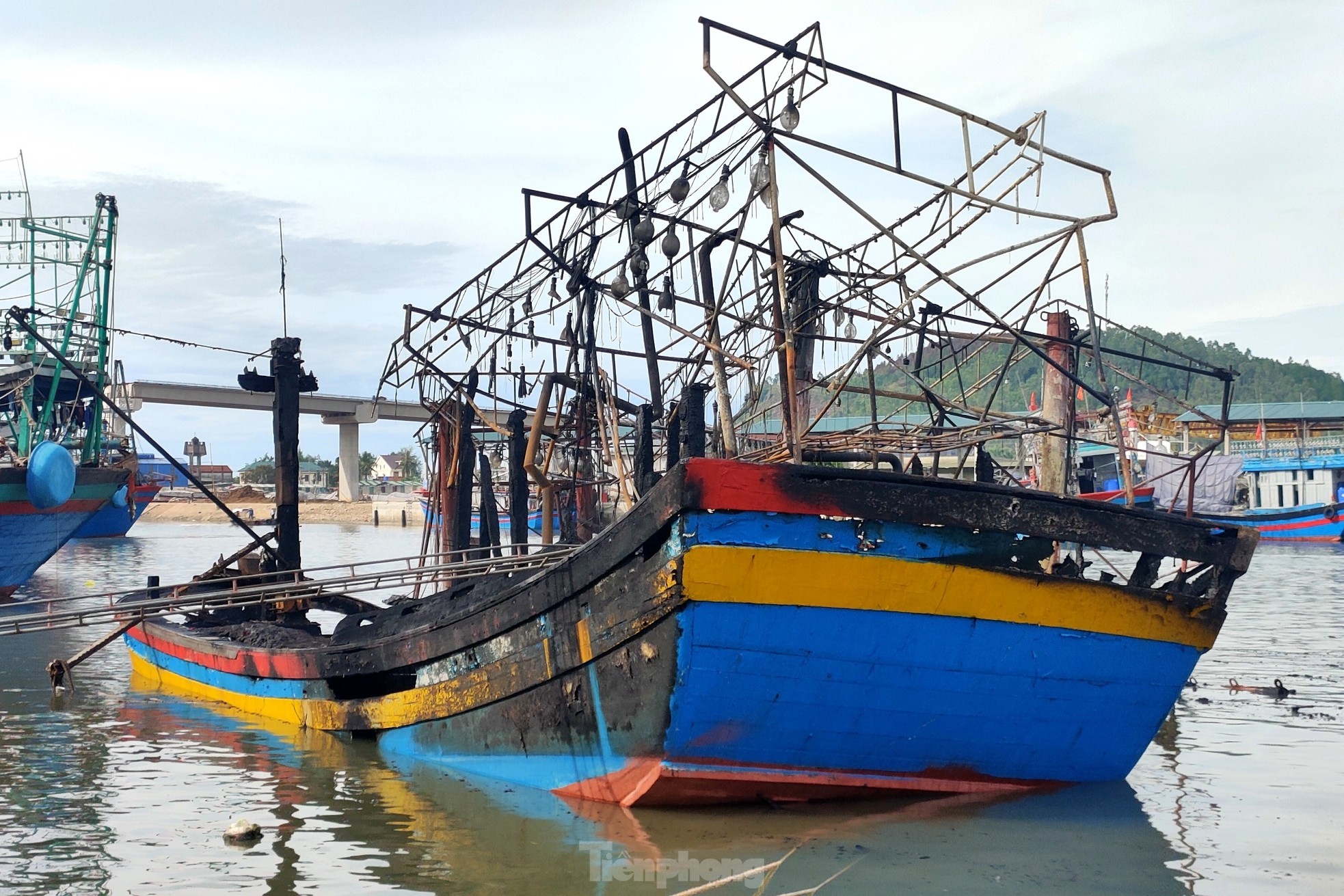 Hiện trường vụ cháy làm nhiều con tàu trơ khung ở Nghệ An-2