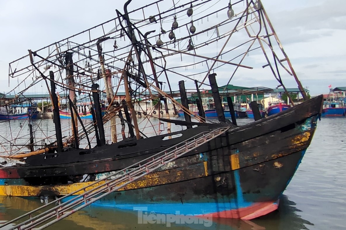 Hiện trường vụ cháy làm nhiều con tàu trơ khung ở Nghệ An-4