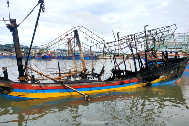 Hiện trường vụ cháy làm nhiều con tàu trơ khung ở Nghệ An-7