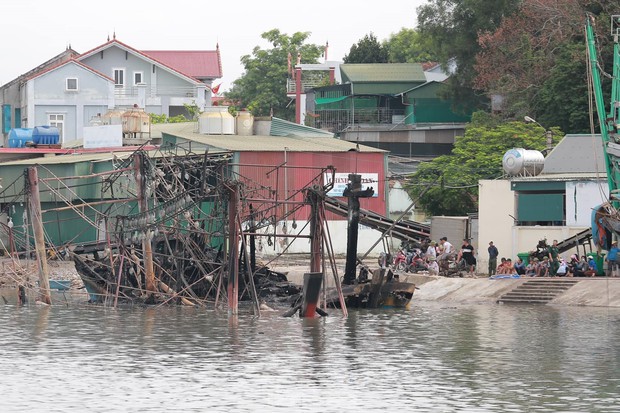 Hiện trường vụ cháy làm nhiều con tàu trơ khung ở Nghệ An-10