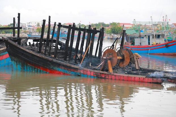 Hiện trường vụ cháy làm nhiều con tàu trơ khung ở Nghệ An-8