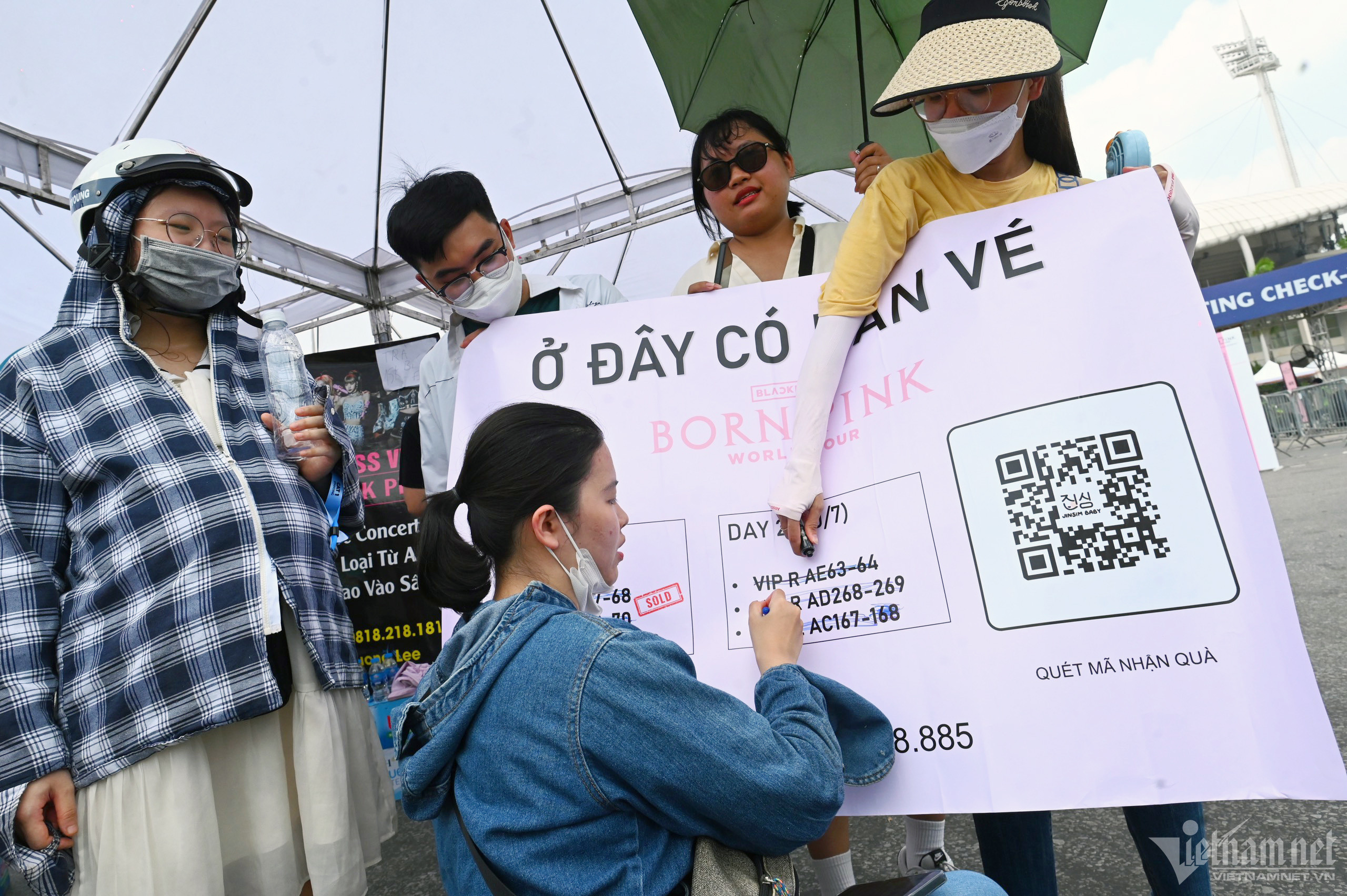 Giải cứu vé VIP, giới trẻ thi nhau làm phe trước giờ BlackPink trình diễn-3