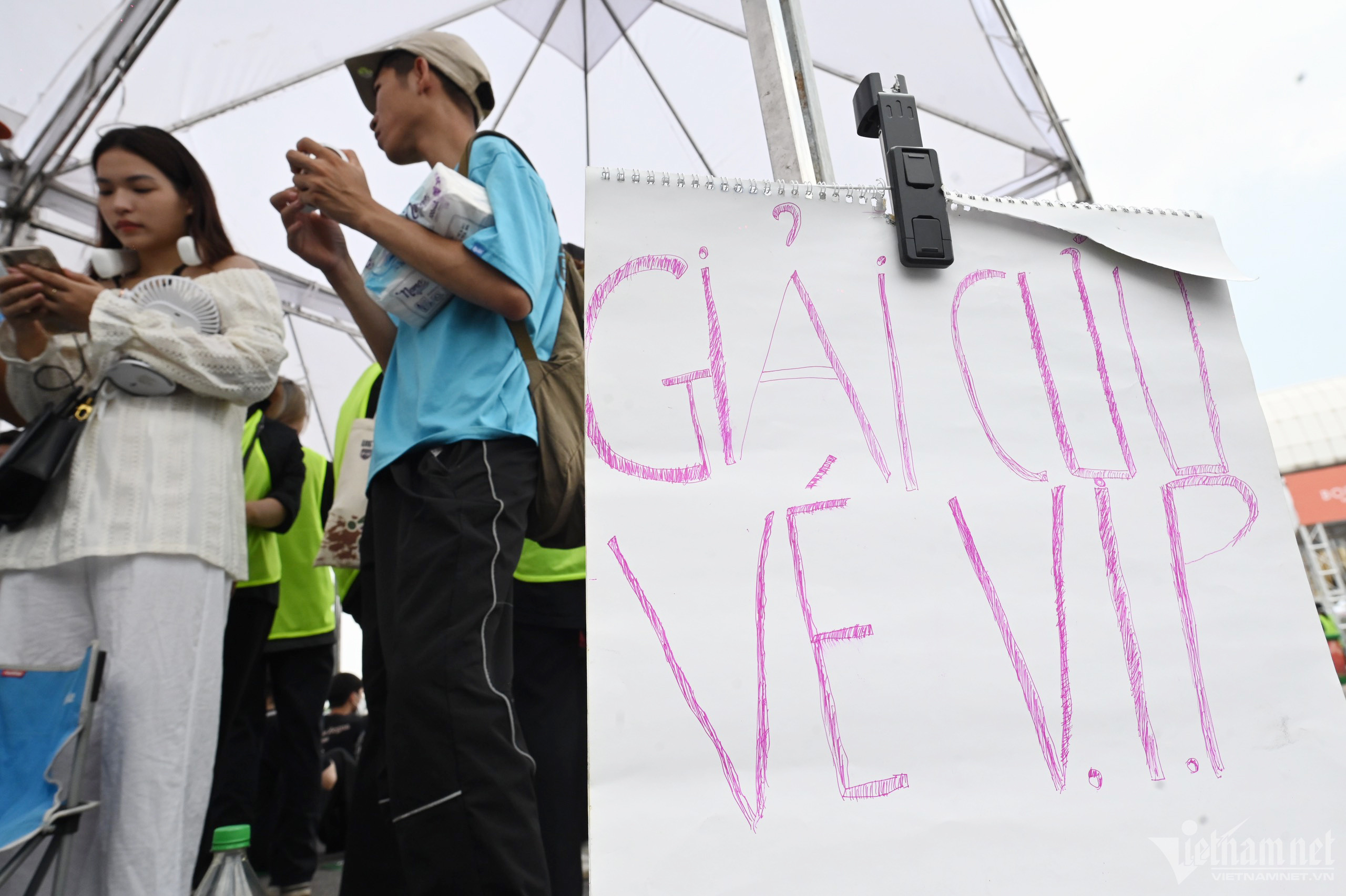 Giải cứu vé VIP, giới trẻ thi nhau làm phe trước giờ BlackPink trình diễn-5