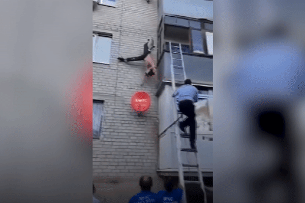 Rơi từ tầng 5, người đàn ông may mắn sống sót nhờ chiếc ăng-ten