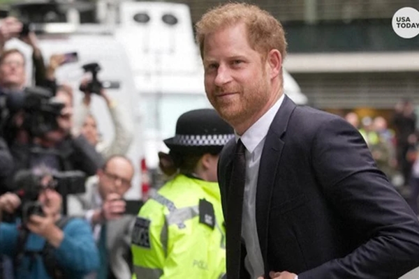 Khoảnh khắc thót tim khi cô gái bị sóng biển đánh rơi khỏi bến tàu, bạn bè ở trên bất lực-4