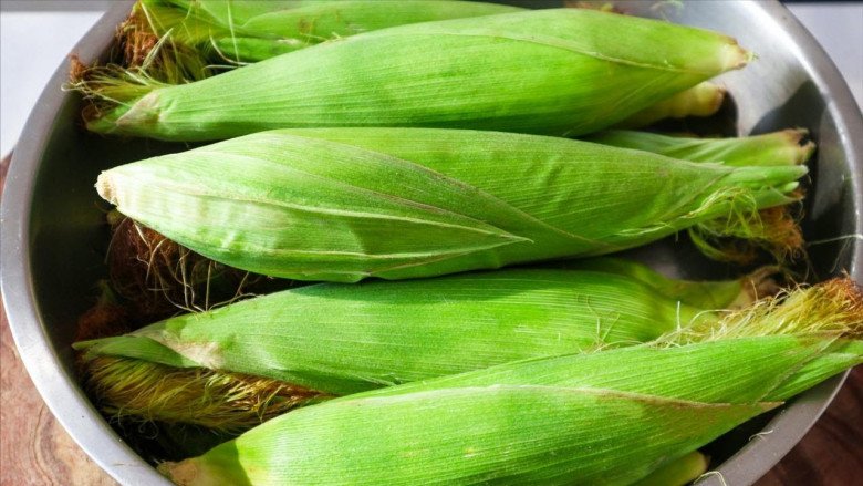 Luộc ngô đừng cho nước lã, bỏ 2 thứ này vào ngô vừa ngọt, nhanh chín lại gấp đôi dinh dưỡng-1