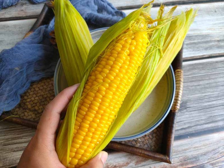 Boiling corn, don't let the water get cold, add these 2 things to get it sweet and nutritious-2