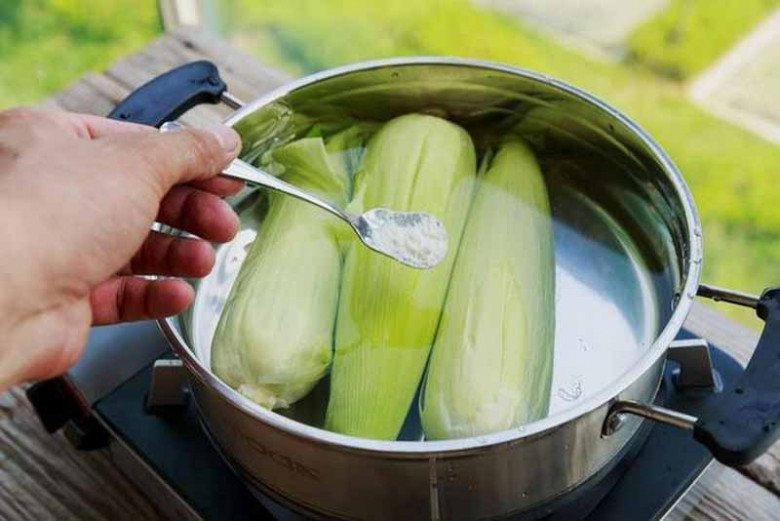 Luộc ngô đừng cho nước lã, bỏ 2 thứ này vào ngô vừa ngọt, nhanh chín lại gấp đôi dinh dưỡng-3