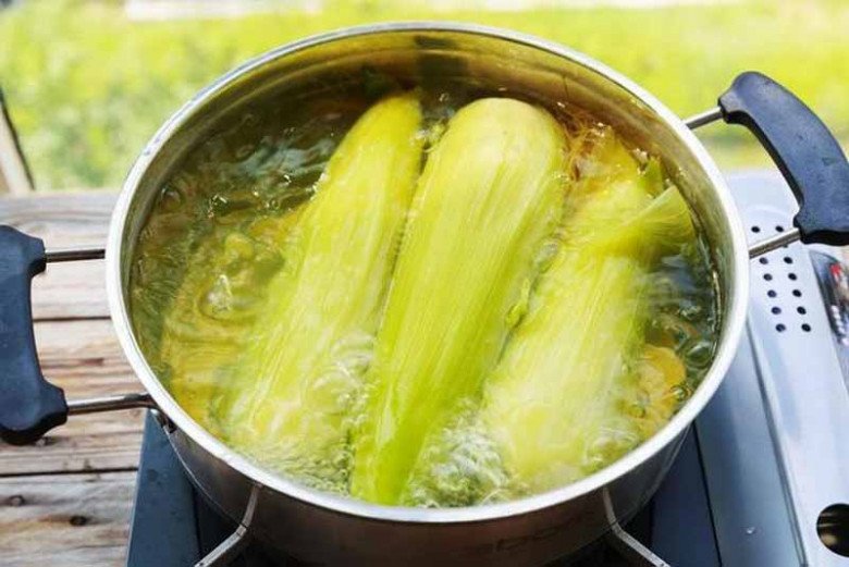 Boiling corn, don't let the water get cold, add these 2 things to get it sweet and nutritious-8