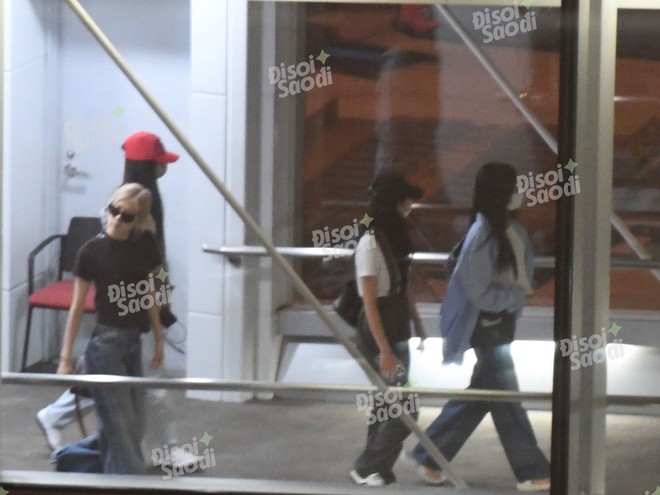 Dàn sao Vbiz trước giờ G concert BLACKPINK: Diệu Nhi tranh thủ để gặp các chị ruột, Kỳ Duyên - Minh Triệu đu idol có nhau tại Hà Nội-6