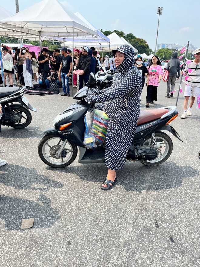 Áo mưa cháy hàng tại SVĐ Mỹ Đình, giá 50.000 đồng/chiếc-2