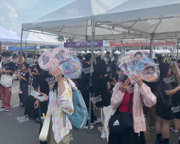 Tiểu thương chen nhau khởi nghiệp trước thềm concert BLACKPINK: Thứ gì cũng mang ra bán được, quan trọng là 1 vốn 4 lời-2