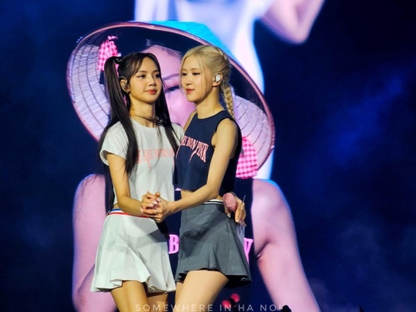 Khoảnh khắc đẹp nhất Born Pink Hà Nội ngày 1: BLACKPINK nhảy See Tình đội nón lá, sân khấu choáng ngợp cùng nhan sắc cực phẩm không thể rời mắt!-1