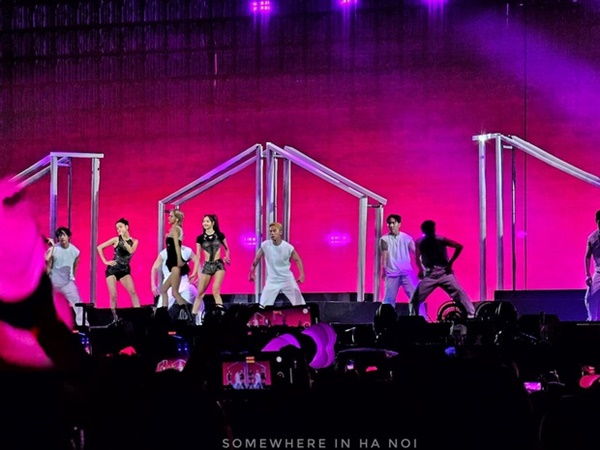 Khoảnh khắc đẹp nhất Born Pink Hà Nội ngày 1: BLACKPINK nhảy See Tình đội nón lá, sân khấu choáng ngợp cùng nhan sắc cực phẩm không thể rời mắt!-2