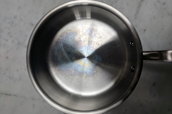 Vì sao xoong nồi thường xuất hiện những vệt loang cầu vồng, chúng có độc không?-1