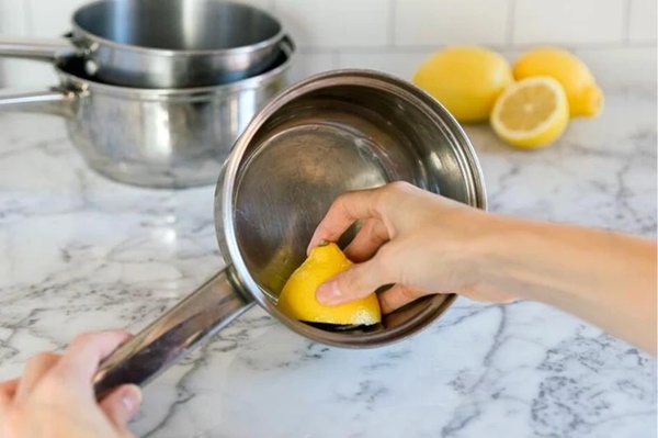 Vì sao xoong nồi thường xuất hiện những vệt loang cầu vồng, chúng có độc không?-3