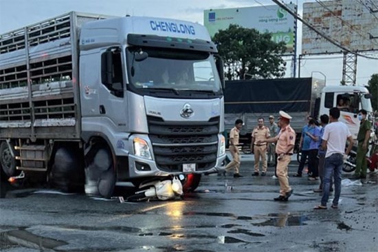 Hai người tử vong thương tâm vì bị xe tải cán