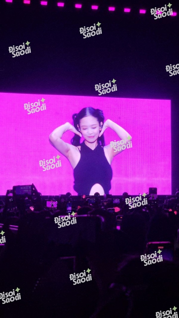 Hoàng Thuỳ Linh đứng ngồi không yên sau khi BLACKPINK gây bão vì nhảy See Tình trong siêu concert-5