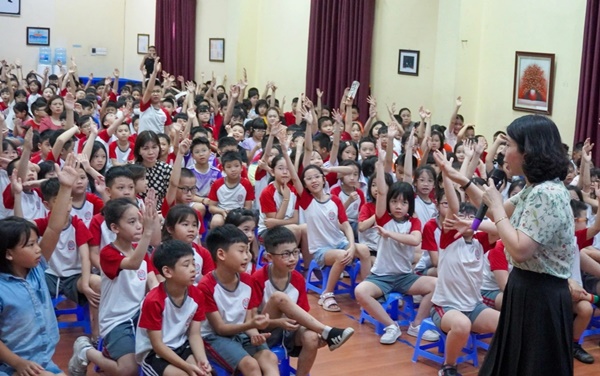 Phụ huynh trường tư trĩu vai đóng phí đầu năm, giấy thi cũng tính tiền-3