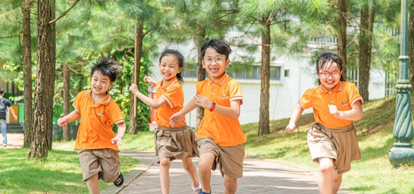 Phụ huynh trường tư trĩu vai đóng phí đầu năm, giấy thi cũng tính tiền-4