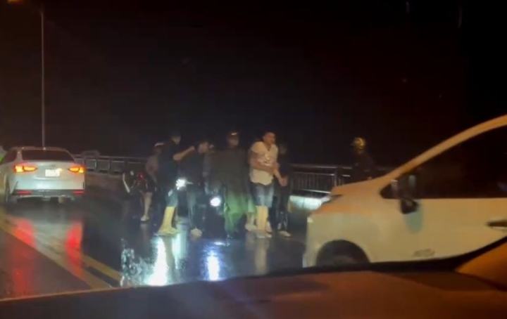 Tiền Giang: Cảnh sát chặn cầu Rạch Miễu, bắt 31 kẻ trang bị súng, áo chống đạn-1