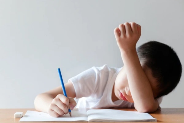 Những đứa trẻ được giám sát và không giám sát từ nhỏ có sự khác biệt sau 12 tuổi-1