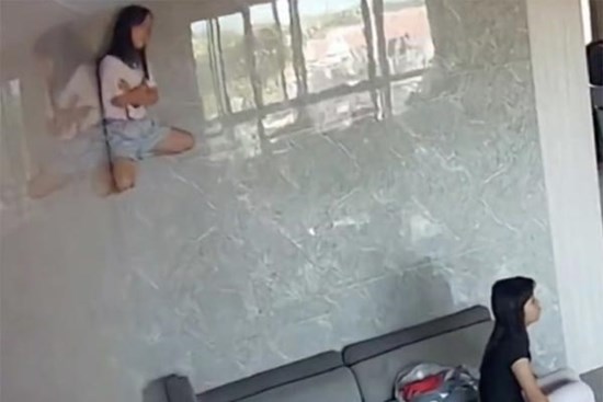 'Bé gái người nhện' gây xôn xao mạng xã hội Trung Quốc