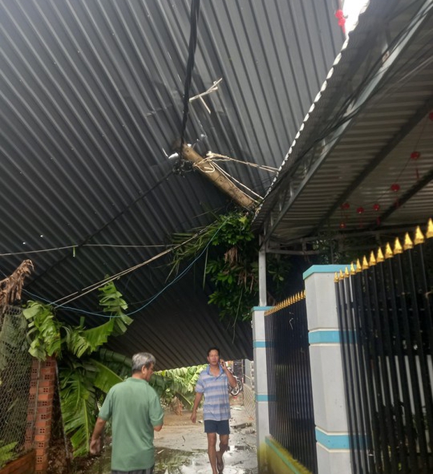 Hàng chục mái nhà ở Bà Rịa - Vũng Tàu bay trong lốc xoáy-2