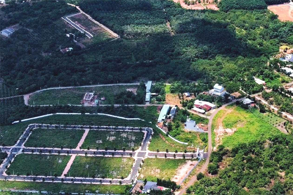 Sẵn 2 tỷ đồng, nên mua đất hay gửi tiết kiệm ngân hàng lúc này?-1