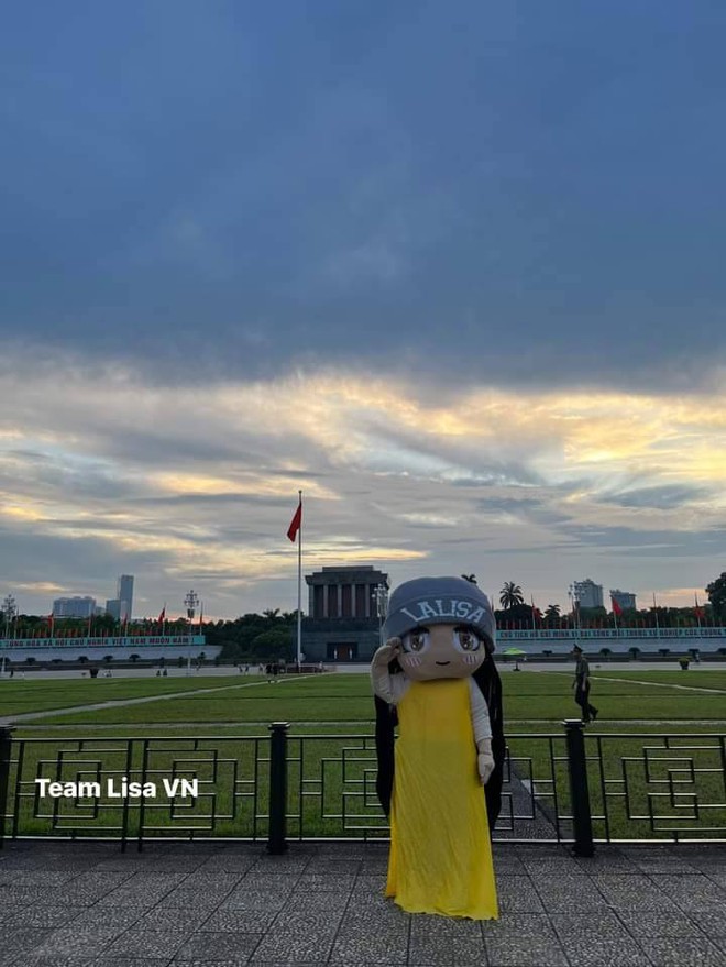 Hé lộ gương mặt thật của người hoá trang linh vật dành cho Lisa (BLACKPINK) gây sốt mạng-1